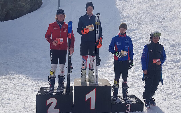 Beim zweiten Rennen belegten die Urner in der Kategoire Knaben U16 gleich die ersten vier Ränge (von links): Gian Epp, Tagessieger Luca Baumann, Elias Grau und Beda Muoser (Bild Christof Arnold)