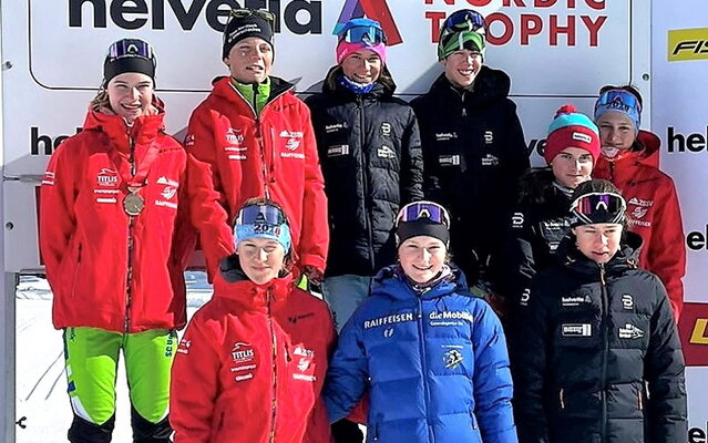 Die erfolgreichen Urner Nordischen in Davos. Elena Frei mit Medaille (oben links)