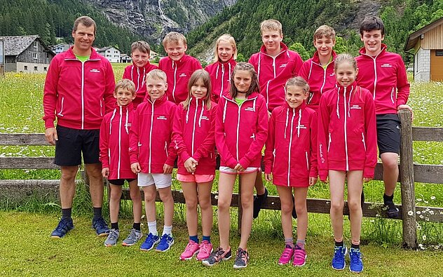 Eine aufgestellte Trainingsgruppe mit ihrem Trainer Roman Bricker (links)