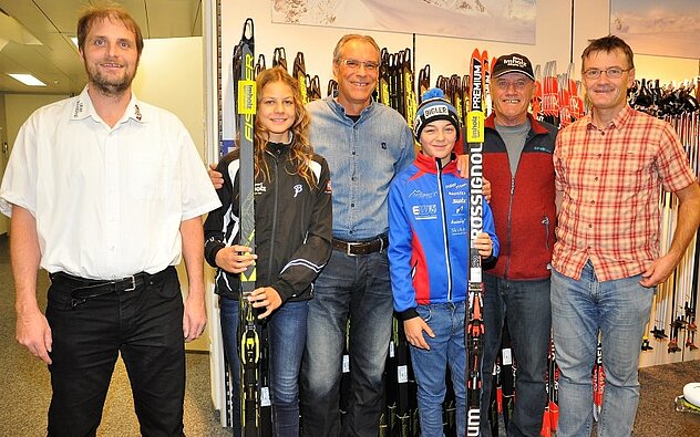 Gelungene Skiübergabe bei Imholz Sport. v.l. Urs Briker, Fiona Christen, Hansueli Imholz, Tino Schuler, Hansueli Kumli, und Bruno Arnold (Bild Josef Mulle)