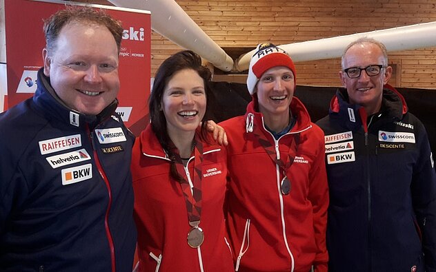 Die beiden Medaillengewinner Christina Zurfluh (Bronze) und Andreas Schuler (Silber) mit ZSSV Präsident Beni Aregger (links) und Swiss Ski Chef Breitensport Gary Furrer (Foto Bruno Arnold)