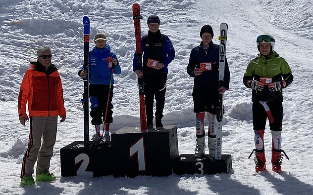 Bernhard Russi überreichte die Preise an die Podestfahrer Knaben U16 mit dem strahlenden Tagesieger Julian Planzer, SC Gotthard-Andermatt und dem Drittplatzierten Luca Baumann, SC Attinghausen. Bernhard Russi überreichte die Preise an die Podestfahrer Knaben U16 mit dem strahlenden Tagesieger Julian Planzer, SC Gotthard-Andermatt und dem Drittplatzierten Luca Baumann, SC Attinghausen.