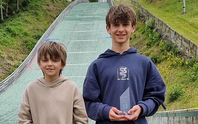 Livio und Elias Arnold vor der Schanze HS 67 in Gibswil