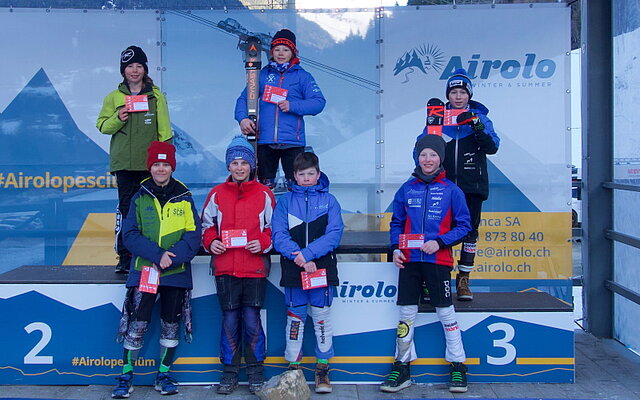 Podest Knaben U12 mit Elias Grau (hinten rechts), Gian Epp, Julian Planzer und Jonas Zurfluh (vorne von rechts) Podest Knaben U12 mit Elias Grau (hinten rechts), Gian Epp, Julian Planzer und Jonas Zurfluh (vorne von rechts)