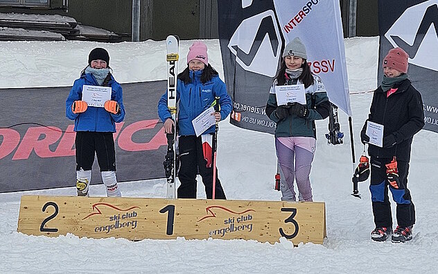Das Podest bei den Mädchen U12 (von links): Lüönd Ursina, Siegerin Planzer Melina, Vucic Ana Sofia, Zimmermann Anique