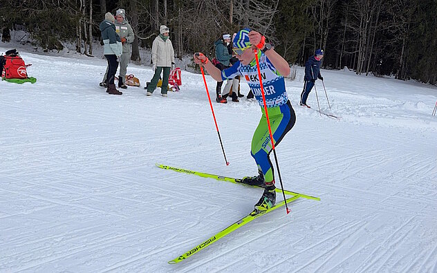 Nico Briker (SC Unterschächen) im Climber-Trikot für den aktuell stärksten Kletterer des BKW Swiss Cup (Bild Tino Walker)