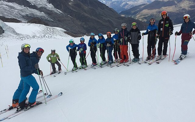 Das Urner JO-Kader mit Ihren beiden Trainern Nadja Loretz und Thomas Infanger Das Urner JO-Kader mit Ihren beiden Trainern Nadja Loretz und Thomas Infanger