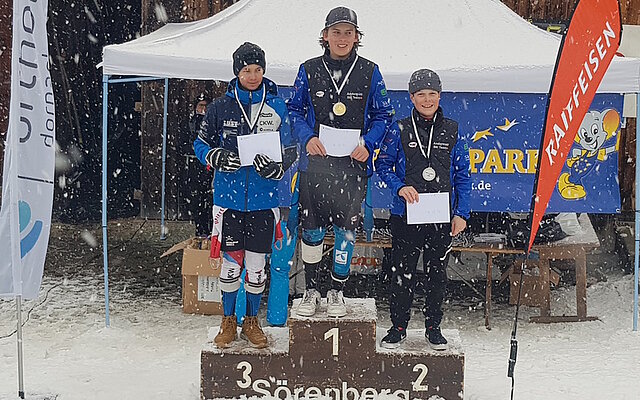 Die Urner strahlen vom Siegerpodest: (von links nach rechts) Janis Achermann, SC Sörenberg, Tagessieger Beda Muoser und der Zweitplatzierte Julian Bürgler, beide SC Gotthard-Andermatt (Bild Christof Arnold) Die Urner strahlen vom Siegerpodest: (von links nach rechts) Janis Achermann, SC Sörenberg, Tagessieger Beda Muoser und der Zweitplatzierte Julian Bürgler, beide SC Gotthard-Andermatt (Bild Christof Arnold)