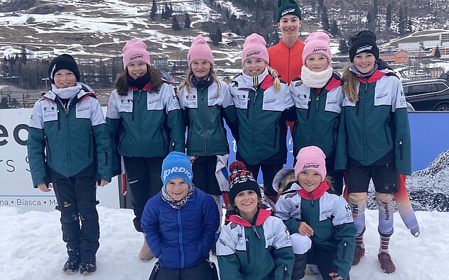 Hinten von links: Gianluca Winzeler, Melina Planzer, Magdalena Tresch, Giulia Winzeler, Louis Regli, Laura Regli Vorne von links: Leon Marty, Lou Deplazes, Emma Van Vreckhem (Auf dem Bild fehlen Thomas Tresch und Lisa Arnold)