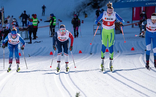Dunja Walker (SC Unterschächen), die hochaufgeschossene Athletin mit der Nummer 5, unmittelbar nach dem Start des Sprints (Bild Tino Walker)
