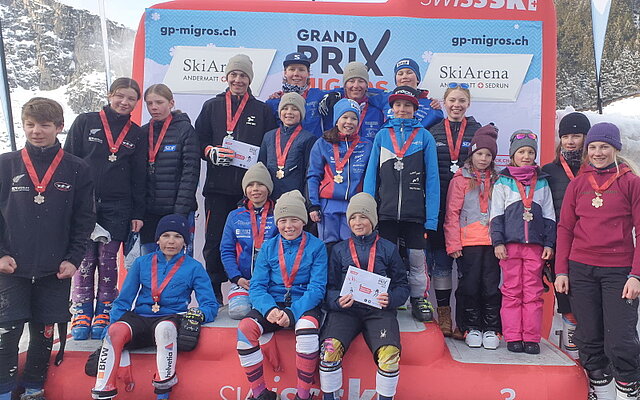 Die 19 Urner Finalteilnehmer vereint bei der Siegerehrung (Bild Bruno Arnold)