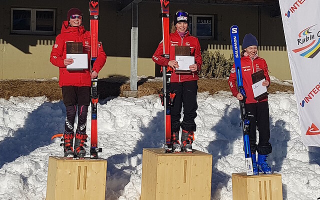 Die Flüelerin Meret Muheim, SC Attinghausen (links), fährt in Engelberg bei der U16 auf den 2. Rang (Foto Christof Arnold) Die Flüelerin Meret Muheim, SC Attinghausen (links), fährt in Engelberg bei der U16 auf den 2. Rang (Foto Christof Arnold)