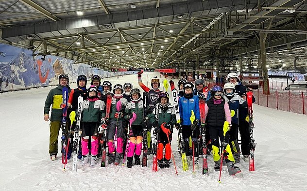 Gruppenbild während des Slalomtrainings in der Skihalle in Landgraaf. Neben dem Urner Alpin-Kader trainierten weitere Athletinnen und Athleten mit. Gruppenbild während des Slalomtrainings in der Skihalle in Landgraaf. Neben dem Urner Alpin-Kader trainierten weitere Athletinnen und Athleten mit.