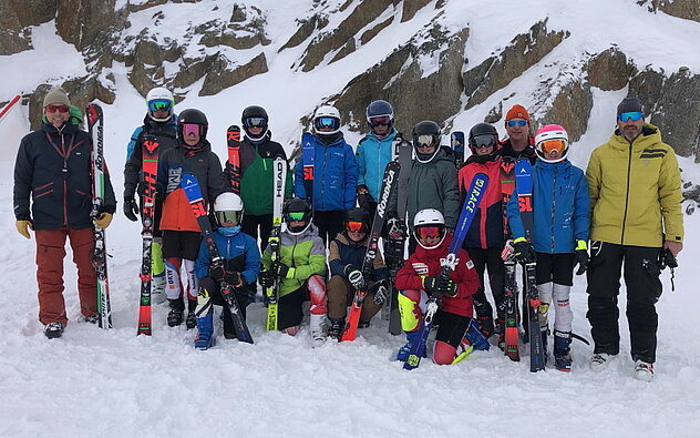 Das U16 USV-Kader mit seinen Trainern