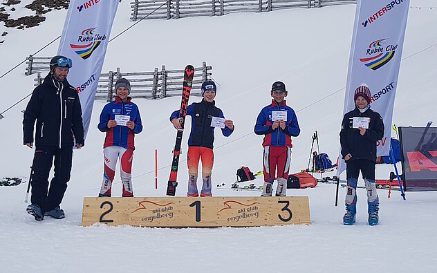 Die Urner Knaben U12 dominieren das Zentralschweizer Skiszene von links: Thomas Tresch, Sieger Louis Regli, Julian Tresch (alle SC Gotthard Andermatt) und Aron Zurfluh, SC Attinghausen mit Stefan Matter, 9-Telemark Weltcup-Sieger und 2-fachem Weltmeister Die Urner Knaben U12 dominieren das Zentralschweizer Skiszene von links: Thomas Tresch, Sieger Louis Regli, Julian Tresch (alle SC Gotthard Andermatt) und Aron Zurfluh, SC Attinghausen mit Stefan Matter, neunfachen Telemark Weltcup-Sieger und zweifachen Weltmeister (Foto Christof Arnold)