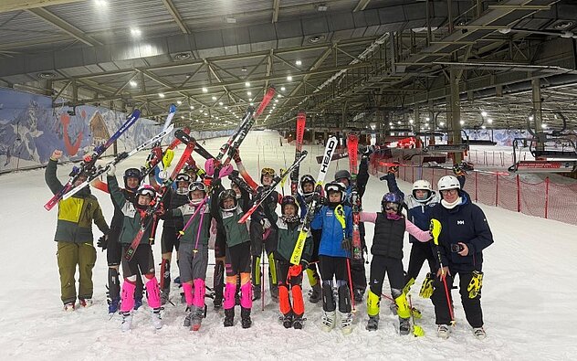 Gruppenbild während des Slalomtrainings in der Skihalle in Landgraaf. Neben dem Urner Alpin-Kader trainierten weitere Athletinnen und Athleten mit. Gruppenbild während des Slalomtrainings in der Skihalle in Landgraaf. Neben dem Urner Alpin-Kader trainierten weitere Athletinnen und Athleten mit.