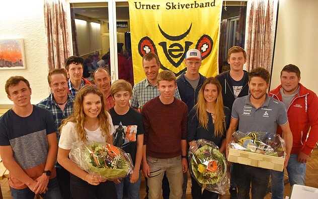 Angeführt von Leoni Zopp, Eliane Christen und Roman Furger (mit Blumen und Früchtekorb von links) waren 13 von insgesamt 25 erfolgreichen Sportlerinnen und Sportlern anwesend, um die Ehrung des USV zu geniessen.