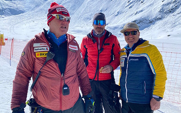 Stellvertretend für alle rund 60 freiwilligen Helferinnen und Helfer die Macher der Urner FIS-Rennen 2023 (von links): Osi Inglin von Swiss Ski, Wettkampfleiter Armin Briker und OK Präsident und Speaker Kari Briker (Bild Erika Aschwanden) Stellvertretend für alle rund 60 freiwilligen Helferinnen und Helfer die Macher der Urner FIS-Rennen 2023 (von links): Osi Inglin von Swiss Ski, Wettkampfleiter Armin Briker und OK Präsident und Speaker Kari Briker (Bild Erika Aschwanden)