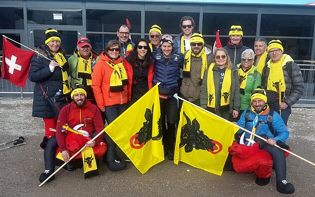 Roman Furger (Bildmitte) bedankt sich schon kurz nach dem 50-km Rennen bei all seinen mitgereisten Urner Fans für die tolle Unterstützung!