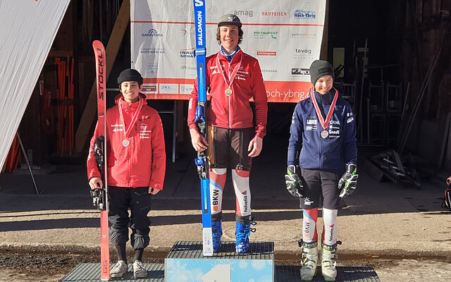 Noah Gisler präsentiert sich als stolzer Zentralschweizer U16 Super-G Meister Noah Gisler präsentiert sich als stolzer Zentralschweizer U16 Super-G Meister