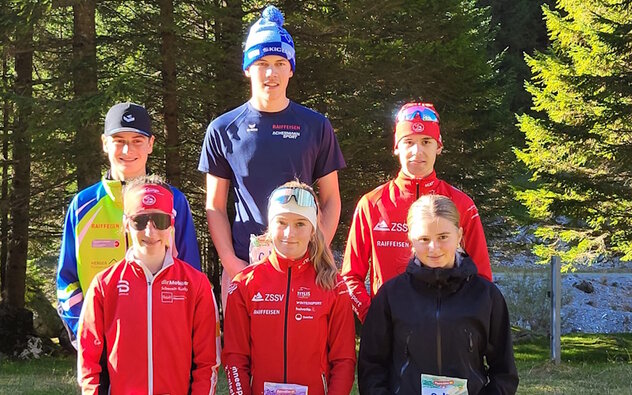 Die drei Erstrangierten der Overall-Wertung: Mario Briker, Tagessieger Jan Studhalter, Ben Blättler (hinten v. links nach rechts). Seraina Hengartner, Tagessiegerin Jill Bürgler und Julia Ruckstuhl (vorne v. links nach rechts). Bild Roman Briker