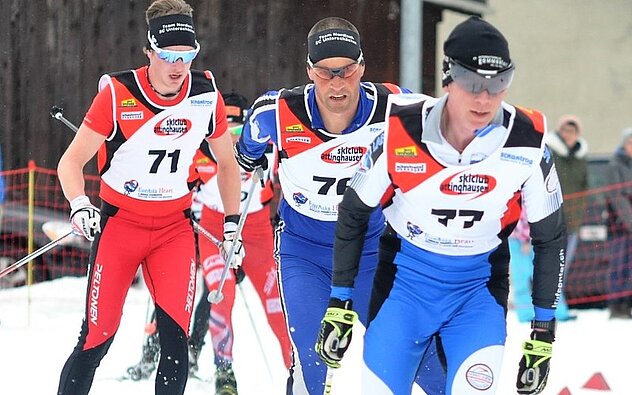 Der spätere Vizemeister Aron Briker führt das Feld der Herren vor dem späteren Sieger Roman Briker an.