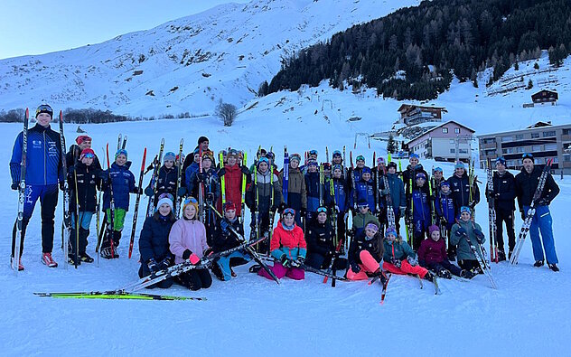 Die gesamte Lagerschar nach dem kostenlosen Abfahrtsspass vor dem Skilift in Realp (Bild Martina Baumann)