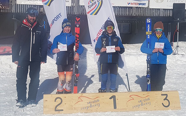 Das Podest bei den Knaben U12 (von links) Ehrengast und Weltcup Telemarker Stefan Matter, Louis Regli, SC Gotthard Andermatt, Sieger Johnny Russi, SC Buochs, Julian und Thomas Tresch, beide SC Gotthard Andermatt (Foto Christof Arnold) Das Podest bei den Knaben U12 (von links) Ehrengast und Weltcup Telemarker Stefan Matter, Louis Regli, SC Gotthard Andermatt, Sieger Johnny Russi, SC Buochs, Julian und Thomas Tresch, beide SC Gotthard Andermatt (Foto Christof Arnold)