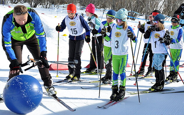 Urs Gisler, Verantwortlicher Langlaufcup, zeigt dem Nachwuchs den Parcours