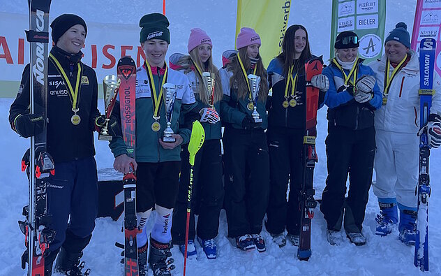 Von Links: Noe Huwyler GS Sieger JO, Louis Regli Slalommeister JO, Giulia Rüegg GS Siegerin JO, Anna Escher Slalommeisterin JO, Anika Gertner Slalommeisterin Damen, Nadja Briker GS Meisterin Damen, Stefan Briker Urnermeister Herren