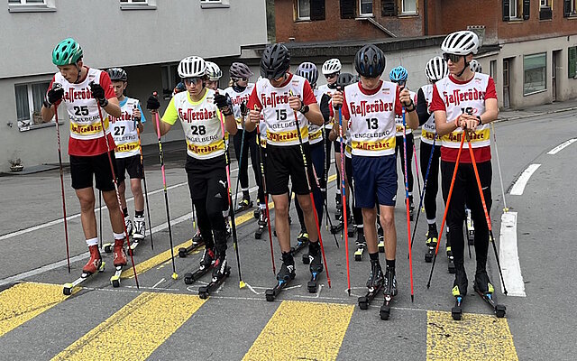 Das Starterfeld vor der Rollskiprüfung in Unterschächen