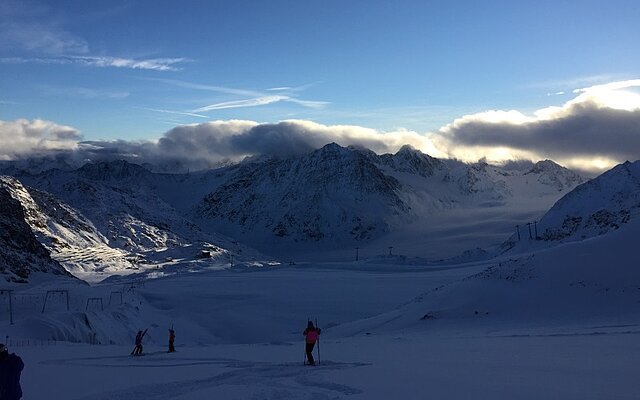 Die Trainer früh morgens beim Ausflaggen des Riesenslaloms