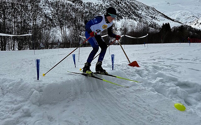 Beim abschliessenden Skicross mussten auf der Loipe Hindernisse und Schikanen überwunden werden (Bild Stefan Nietlispach)