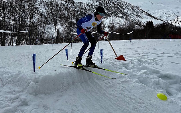 Beim abschliessenden Skicross mussten auf der Loipe Hindernisse und Schikanen überwunden werden (Bild Stefan Nietlispach)