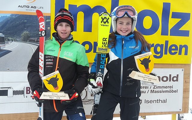 Die strahlenden Urner Schulsportmeister 2018 von links Linus Muheim, Flüelen und Leana Traxel, Bürglen Die strahlenden Urner Schulsportmeister 2018 von links Linus Muheim, Flüelen und Leana Traxel, Bürglen