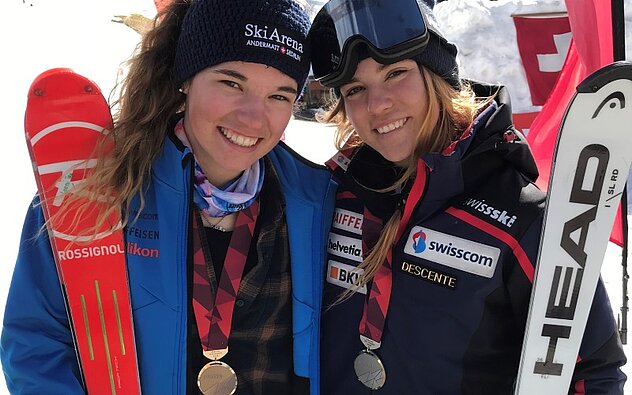Zwei strahlende Urner Medaillengewinnerinnen an der Slalom Junioren Schweizermeisterschaft in Wildhaus, (von links nach rechts) Leoni Zopp Bronze bei der U18SM SL U18 Bronze und SM SL U21 Eliane mit der Silbermedaille