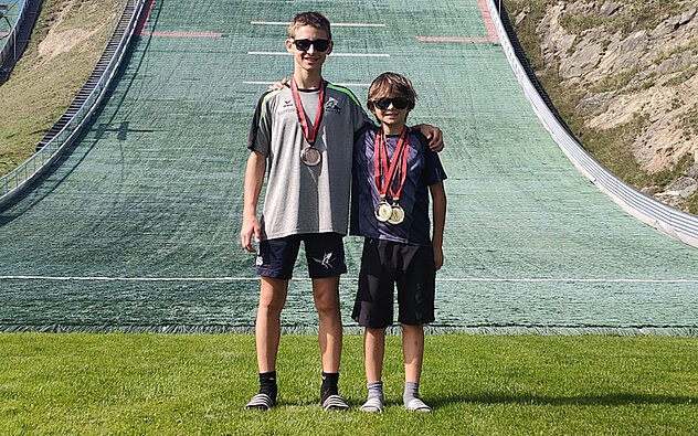 Erfreuliche Gesichter von Livio und Elias Arnold nach ihren Podestplätzen Erfreuliche Gesichter von Livio und Elias Arnold nach ihren Podestplätzen