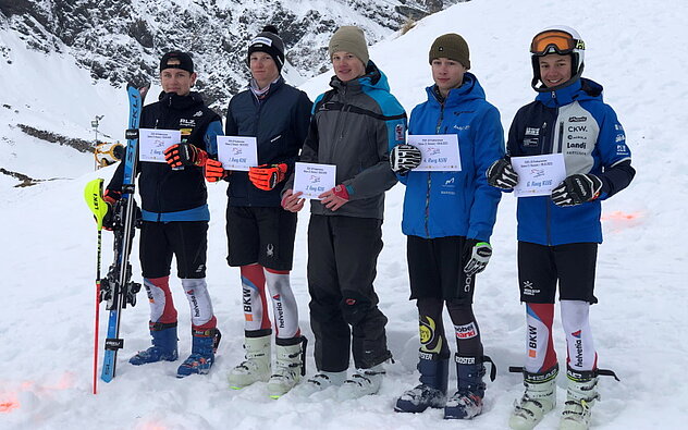 Die schnellsten Knaben vom 2. Rennen der Kategorie Knaben U16: v.l.n.r.: Wyss Michael (Rang 2.), Tagessieger Luca Baumann; SC Attinghausen, Joel Aschwanden, SC Attinghausen, (Rang 3), Elias Grau, SC Gotthard Andermatt, (4. Rang) sowie Janis Achermann Die schnellsten Knaben vom 2. Rennen der Kategorie Knaben U16: v.l.n.r.: Wyss Michael (Rang 2.), Tagessieger Luca Baumann; SC Attinghausen, Joel Aschwanden, SC Attinghausen, (Rang 3), Elias Grau, SC Gotthard Andermatt, (4. Rang) sowie Janis Achermann, Sörenberg (Bild Armin Briker)