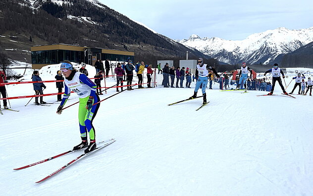 Läuferinnen des SC Unterschächen und des SSC Schattdorf anlässlich des Silvesterlaufs in Ulrichen (Goms) Läuferinnen des SC Unterschächen und des SSC Schattdorf anlässlich des Silvesterlaufs in Ulrichen (Goms)