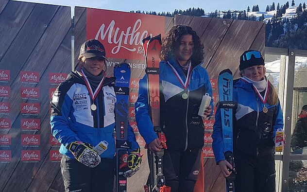 Tagessiegerin im ersten Rennen Elizabeth Puschitz sowie die dritte der Kategorie Mädchen U16, Nadja Briker, beide SC Gotthard Andermatt (Bild Christof Arnold) Tagessiegerin im ersten Rennen Elizabeth Puschitz sowie die dritte der Kategorie Mädchen U16, Nadja Briker, beide SC Gotthard Andermatt (Bild Christof Arnold)