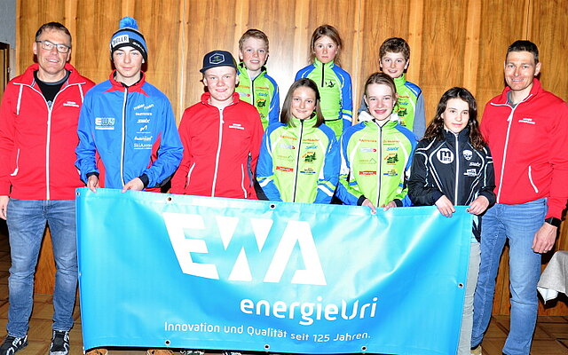 Alle Kategoriensieger flankiert von den Verantwortlichen des USV (v.l.) Urs Gisler, Tino Schuler, Tim Gisler, Nico Briker, Dunja Walker, Aline Baumann, Elena Frei, Mario Briker, Julia Gisler, Tino Walker Alle Kategoriensieger flankiert von den Verantwortlichen des USV (v.l.) Urs Gisler, Tino Schuler, Tim Gisler, Nico Briker, Dunja Walker, Aline Baumann, Elena Frei, Mario Briker, Julia Gisler, Tino Walker