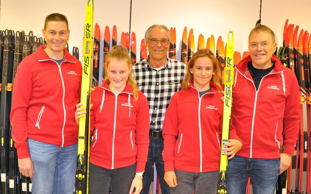 Grosse Freude bei allen Beteiligten der Skiübergabe. (vl) Tino Walker, Nina Walker, Hansueli Imholz, Matteo Gisler, und Urs Gisler