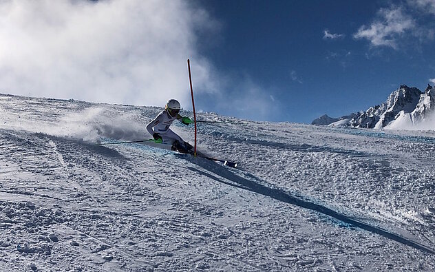 Der Erstfelder Gian Epp holt mit Laufbestzeit im 2. Lauf den Meistertitel bei der U16 (Foto Armin Briker) Der Erstfelder Gian Epp holt mit Laufbestzeit im 2. Lauf den Meistertitel bei der U16 (Foto Armin Briker)