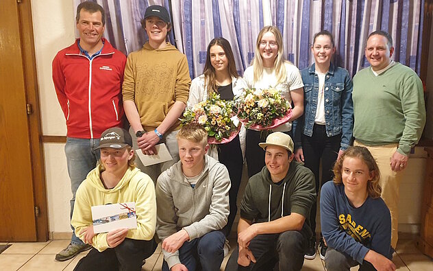 Die geehrten und anwesenden Urner Schneesportlerinnen und Schneesportler vereint. (hinten v.l.) Roman Briker, Noah Gisler, Eliane Christen, Alessia Nager, Meret Muheim und Stefan Briker (vorne v.l.) Gian Epp, Luca Baumann, Silvan Briker und Matteo Gisler Die geehrten und anwesenden Urner Schneesportlerinnen und Schneesportler vereint (hinten v.l.) Roman Briker, Noah Gisler, Eliane Christen, Alessia Nager, Meret Muheim und Stefan Briker, (vorne v.l.) Gian Epp, Luca Baumann, Silvan Briker und Matteo Gisler