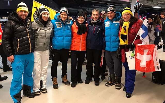 Roman Furger zusammen mit seiner Familie und Jovien Hediger vor dem Wettkampfeinsatz Roman Furger zusammen mit seiner Familie und Jovien Hediger vor dem Wettkampfeinsatz