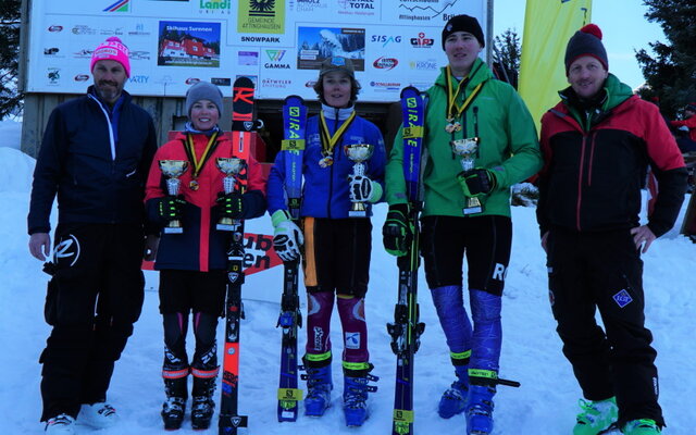 Von links: Armin Briker, OK Präsident; Meret Muheim, Siegerin Slalom und Riesenslalom; Noah Gisler, Sieger Riesenslalom; Livio Gisler, Sieger Slalom und Adrian Planzer, Wettkampfleiter
