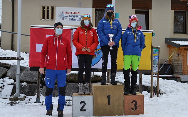 Podest U16 Urner Meisterschaften Mädchen v.l. Urs Briker (Präsident USV), Dunja Walker, Elena Frei, Seraina Kempf