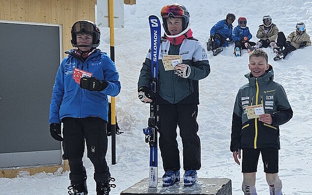 Podest Knaben U12, von links: Janosch Niederberger, Sieger Cyrill Rüegg, SC Gotthard-Andermatt, Gian Vallata