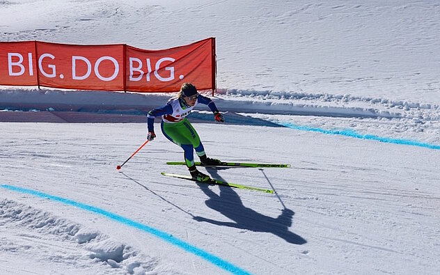 Nina Walker (SC Unterschächen) im spektakulären Sprintabfahrt-Format auf dem Weg zum 3. Podestrang in der Kategorie der Frauen U18/U20 (Bild Roman Briker)