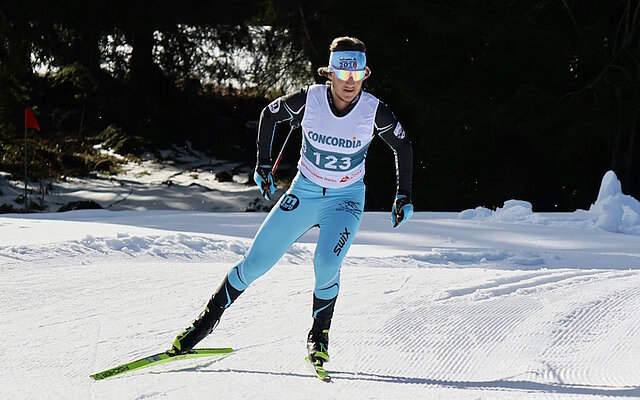 Matteo Gisler (SSC Schattdorf), der Sieger der Kategorie der Männer U18, in gewohnt stilsicherer Skatingtechnik